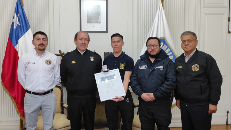 Bombero Agustín Bastías recibió reconocimiento del Presidente Nacional